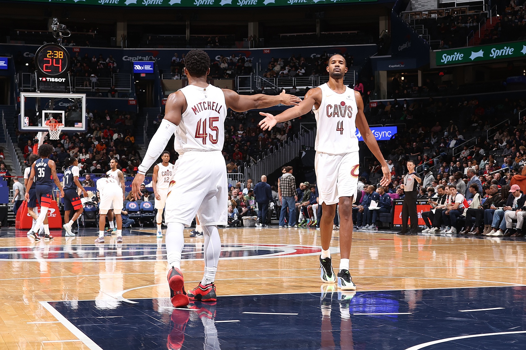 好博体育下载-齐发力！半场莫布里11中6砍13分11板 米切尔11中5拿14分3助